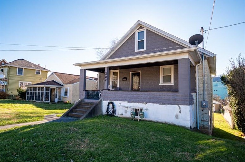 322 Shaw Ave, Springdale, PA 15144-1128