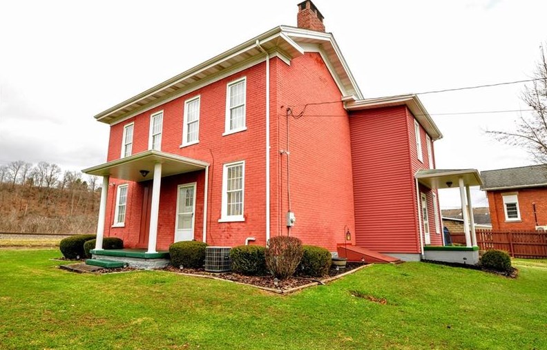 21 1st St, California, PA 15419-1072
