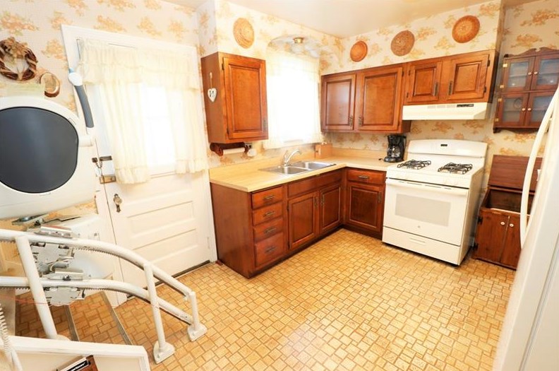 1033 Manor Rd, New Kensington, PA 15068