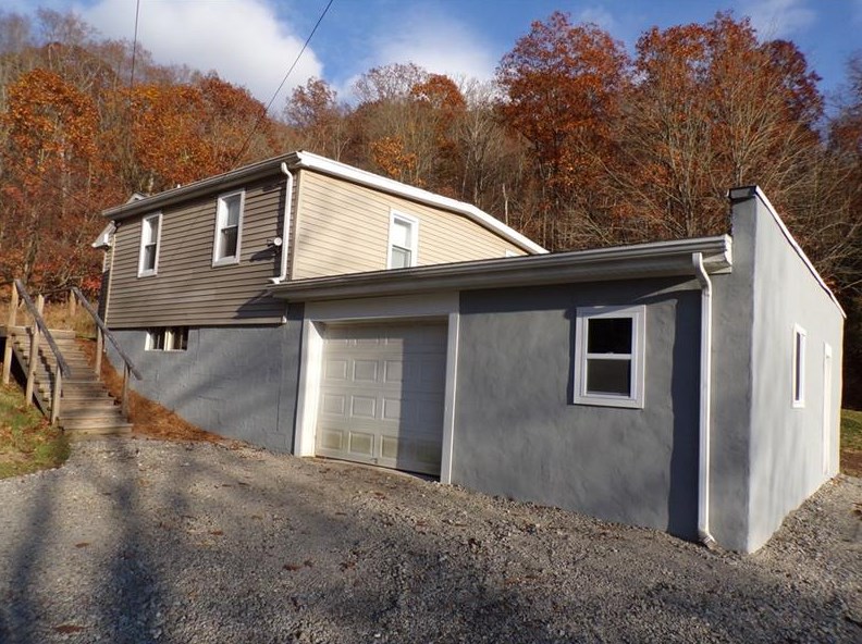 830 Boggs School Rd, Moon Twp, PA 15108-9629