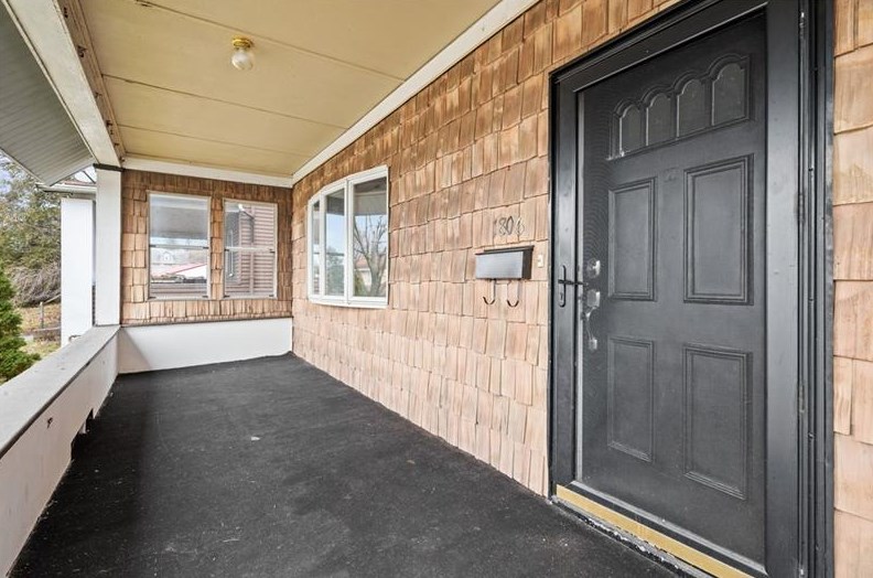 1806 Woodmont Ave, New Kensington, PA 15068-4143