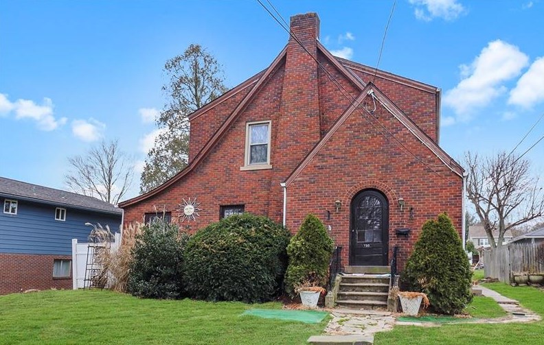 730 6th Ave, Beaver Falls, PA 15010