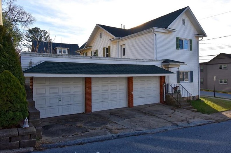 141 8th St, Indiana, PA 15701-1707