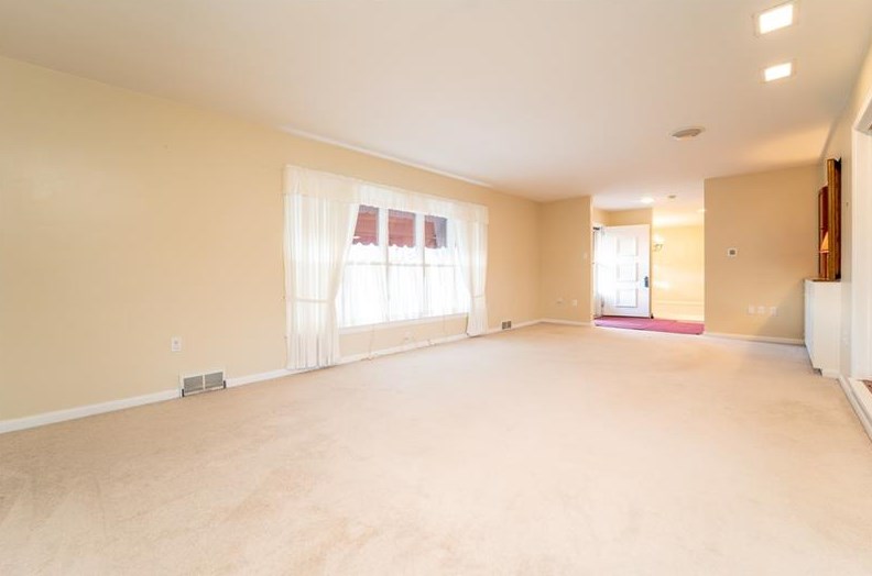 1136 Sunset Dr, Latrobe, PA 15650