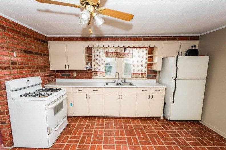 1321 Gompers Ave, Indiana PA  15701-2554 exterior