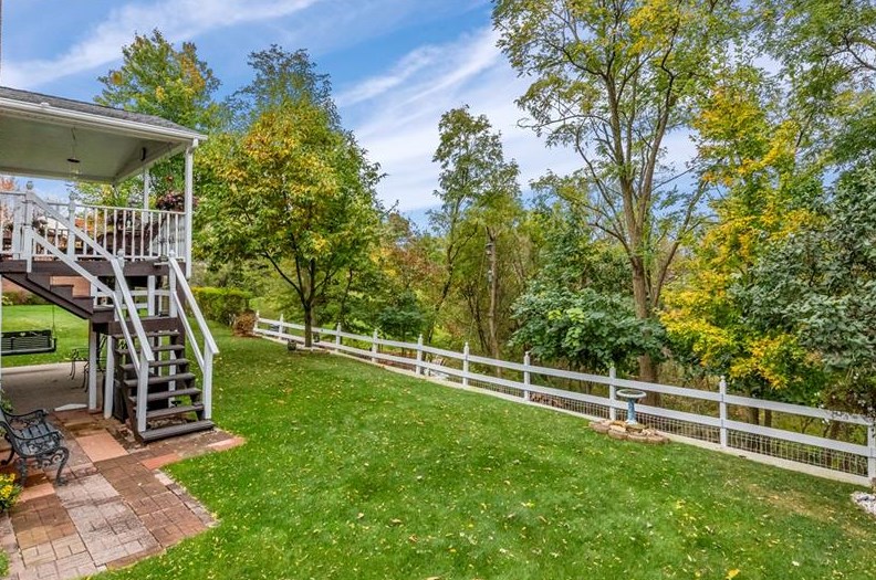 1000 Balsam Dr, Washington, PA 15301-9574