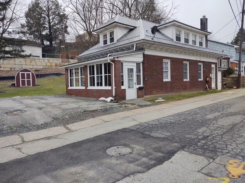 240 Carpenter Ave, Indiana, PA 15701-3065