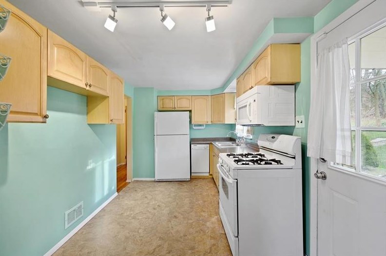 1936 Glencrest Dr, Monroeville, PA 15146-3844