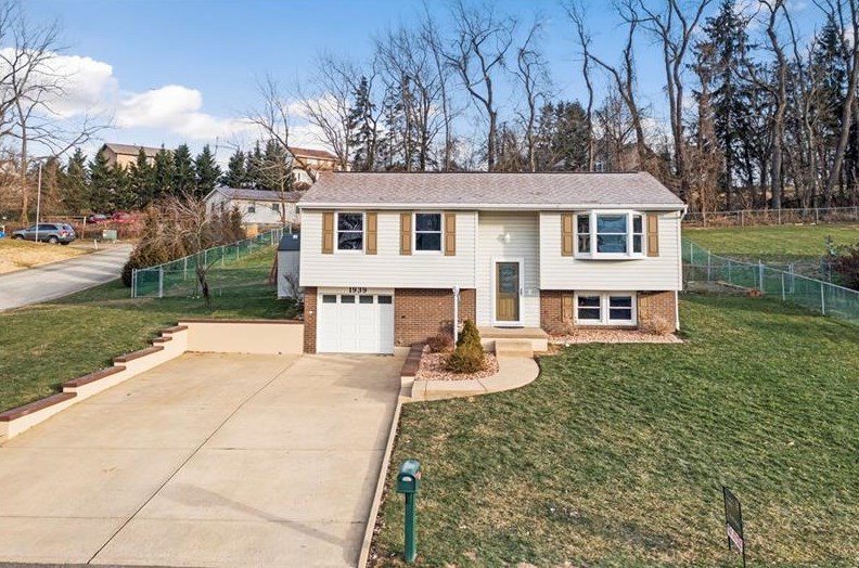 1939 Tara Dr, North Huntingdon, PA 15642-4425