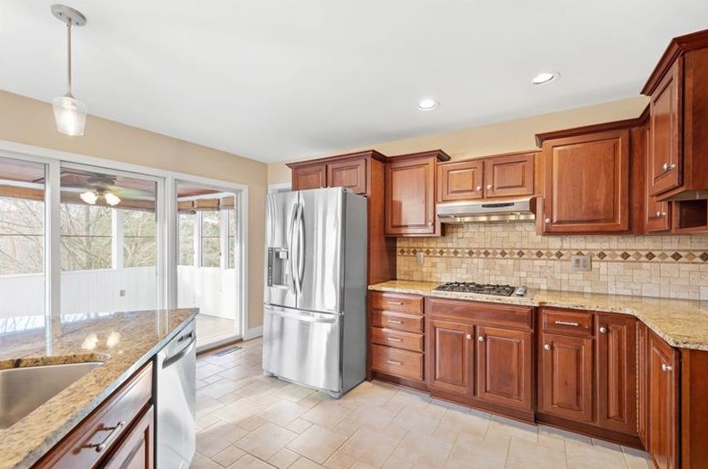 204 Sugarwood Dr, Venetia PA  15367-2303 exterior