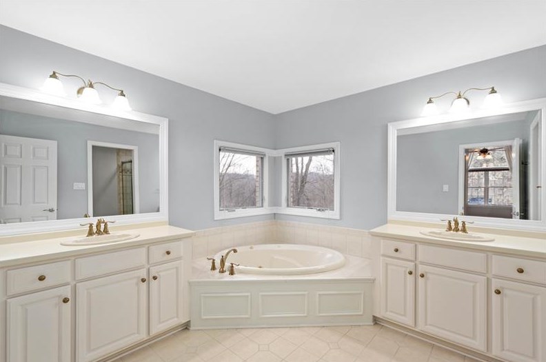 204 Sugarwood Dr, Venetia PA  15367-2303 exterior