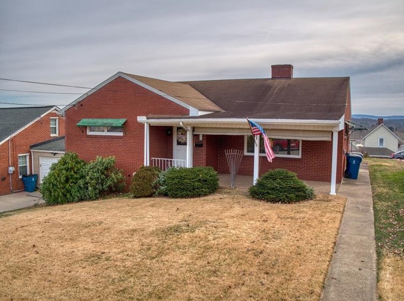 206 S 6th St, Youngwood, PA 15697