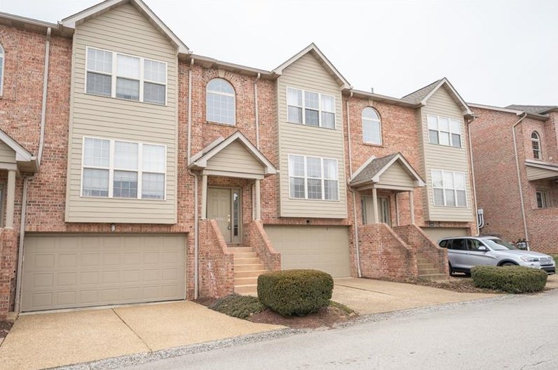 1004 Augusta Ln, Jeannette, PA 15644