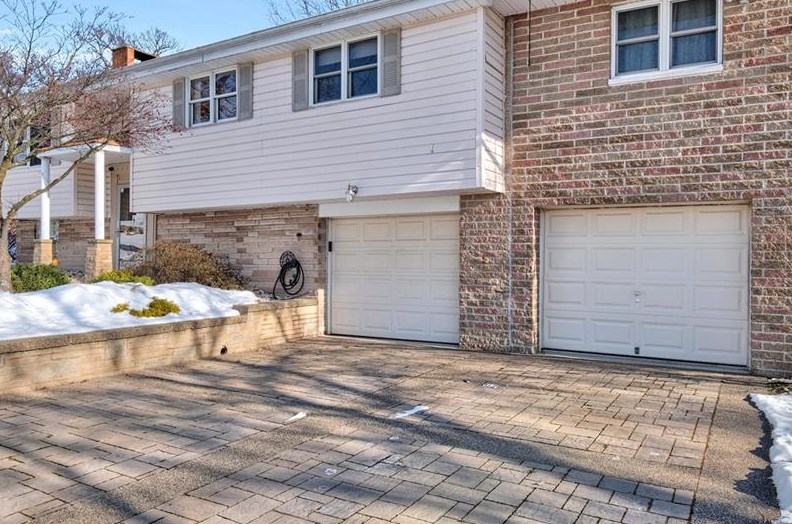 519 Beckman Dr, McKeesport, PA 15132