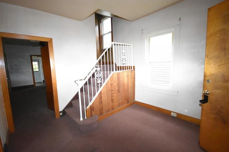 221 Division Ave, Ellwood City, PA 16117