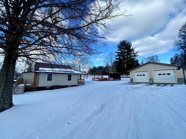 1215 Crucible Rd, Rices Landing, PA 15357