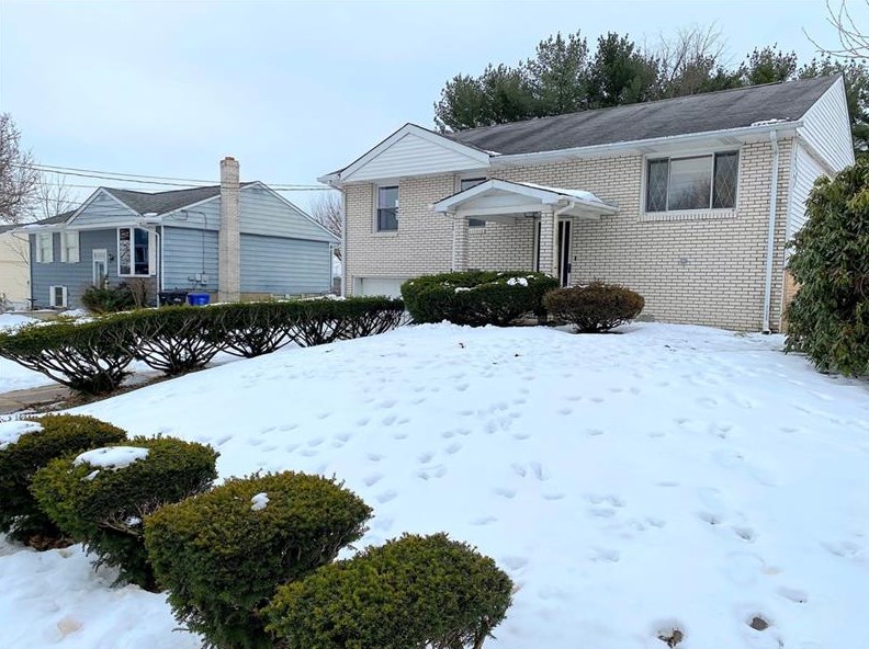 9841 Deerfield Dr, North Huntingdon, PA 15642