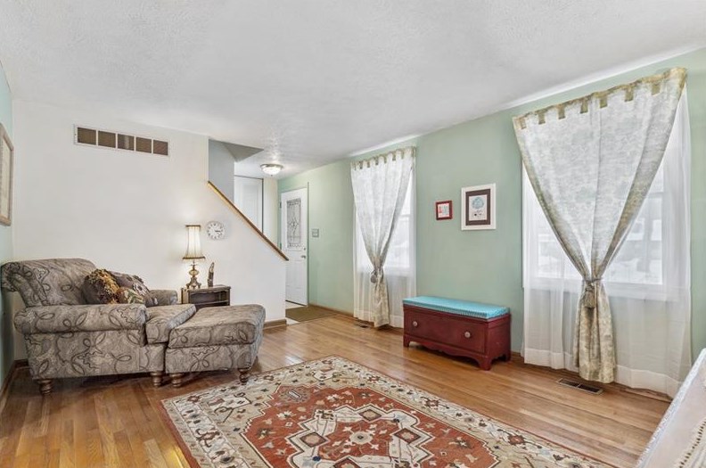 3432 Maple Dr, Library, PA 15129