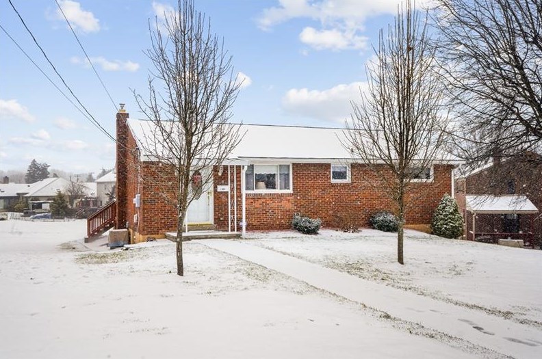 4 Rolling Hills Ave, North Huntingdon, PA 15642-3221