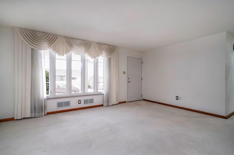 2525 Poinsettia Dr, McKeesport, PA 15131