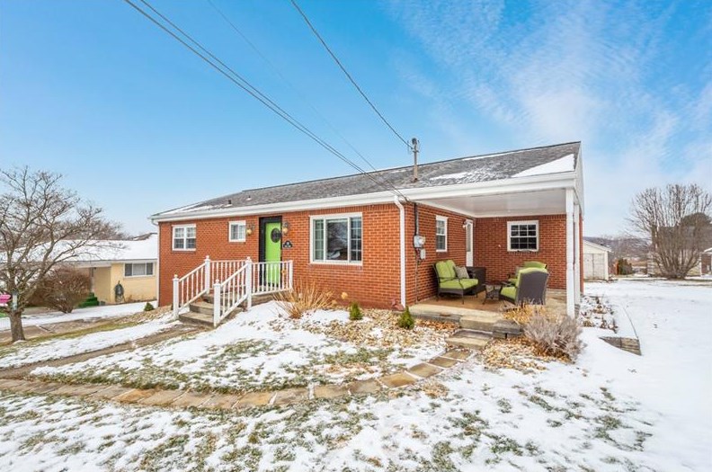 118 Lyons St, Houston, PA 15342