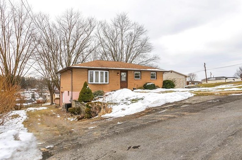2 Sandy Dr, Jeannette, PA 15644