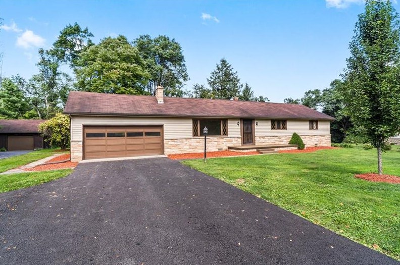 456 Brewster Rd, New Castle, PA 16102-3008