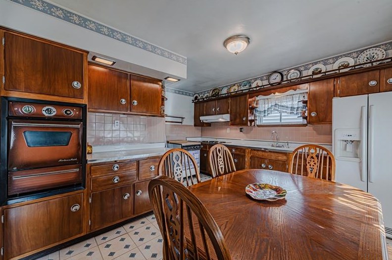 19 3rd St, Youngwood PA  15697-1607 exterior