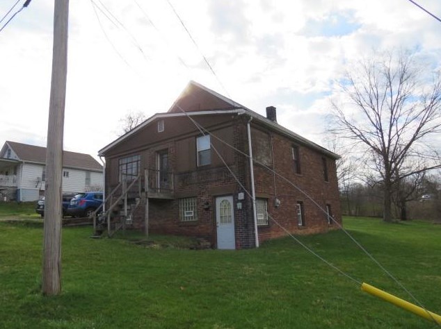 1184 Wilmington St, Washington, PA 15301-2376