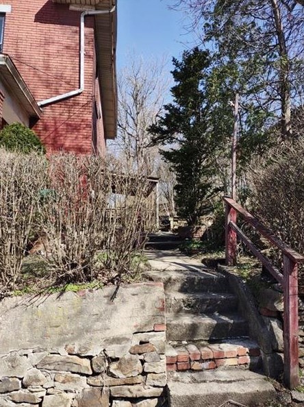 707 Oak St, New Castle, PA 16101-4156