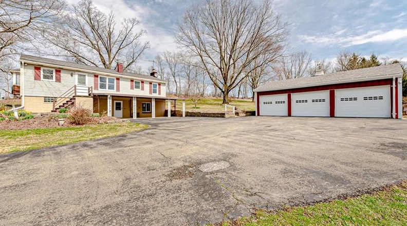 645 Greenhills Rd, North Huntingdon, PA 15642-3189