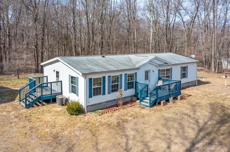 1064 Leesburg Station Rd, Mercer, PA 16137-3923