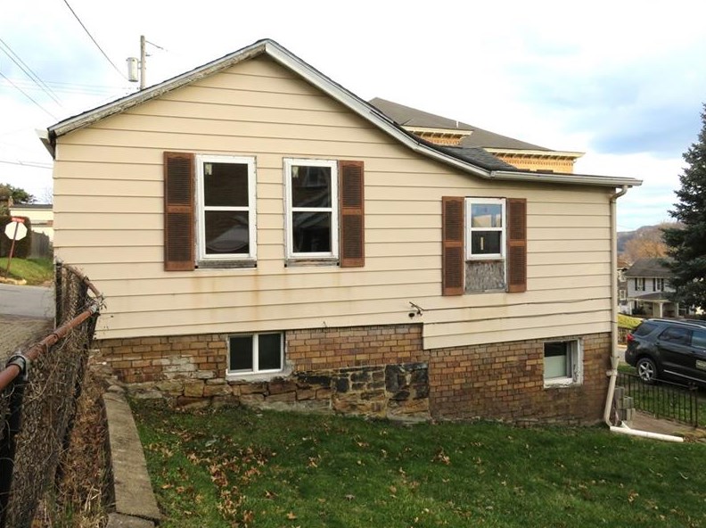 499 10th St, Freedom, PA 15042-1727