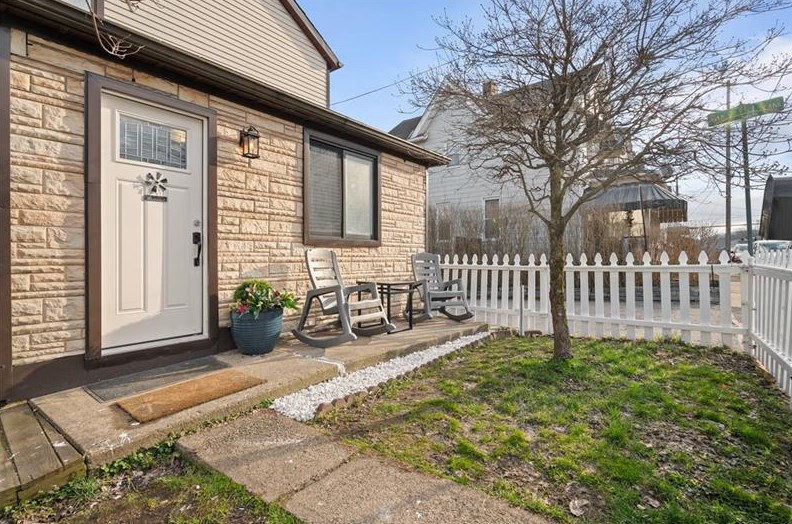 712 8th Ave, Brackenridge, PA 15014-1008