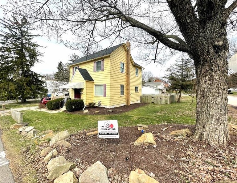 320 S Oliver Ave, Zelienople, PA 16063