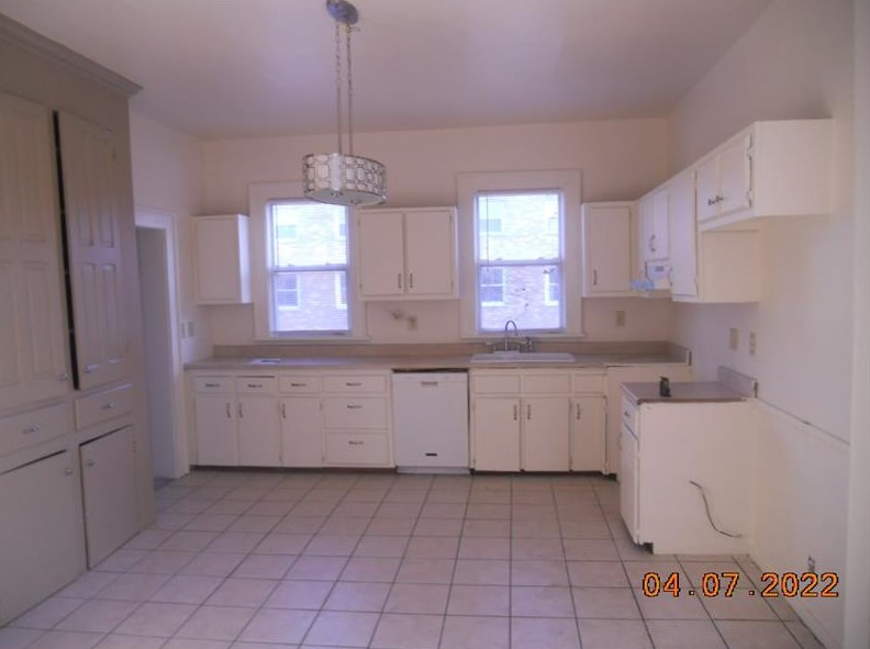 96 Elm Ave, Hermitage, PA 16146