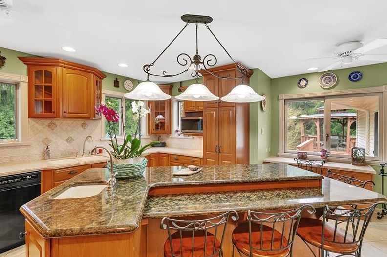 931 Country Club Dr, Greensburg, PA 15601-1255