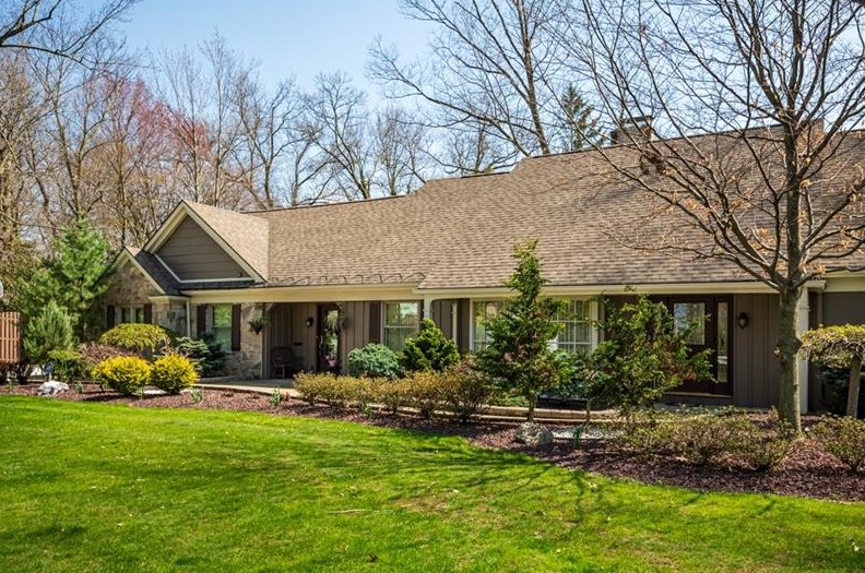 930 Forest Ln, Hermitage, PA 16150