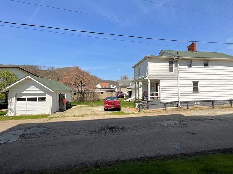 124 Railroad Ave, Apollo, PA 15613