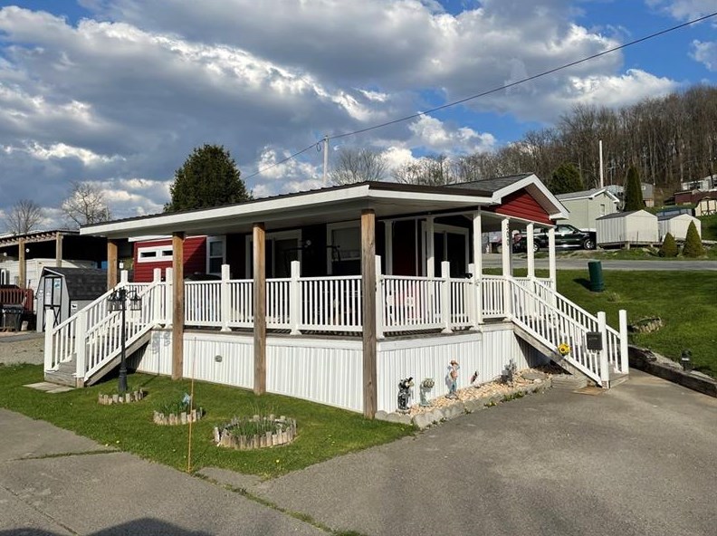 300 Clubhouse Dr, Donegal, PA 15628