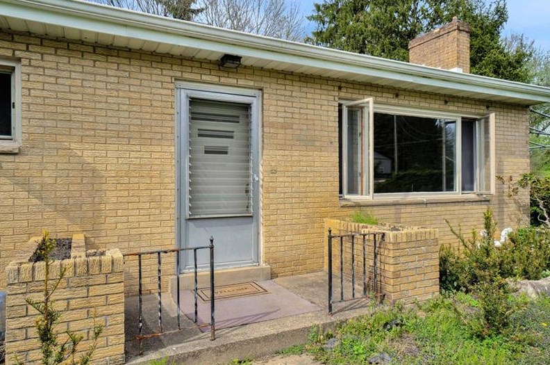 102 Sunset Dr, Valencia, PA 16059-2226