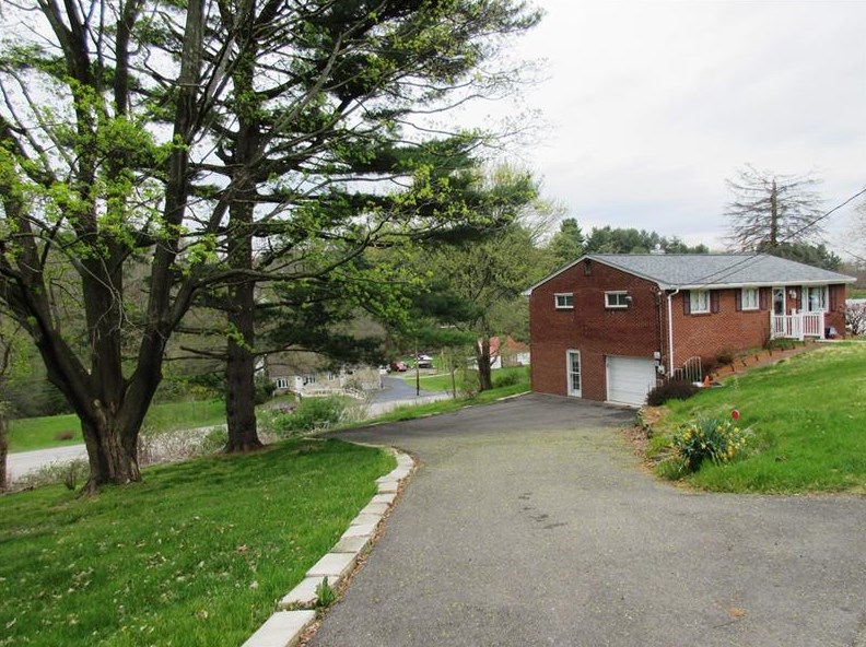 106 Tanglewood Dr, Valencia, PA 16059