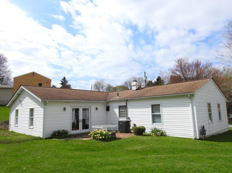 220 Orchard Ln, Butler, PA 16001-1221