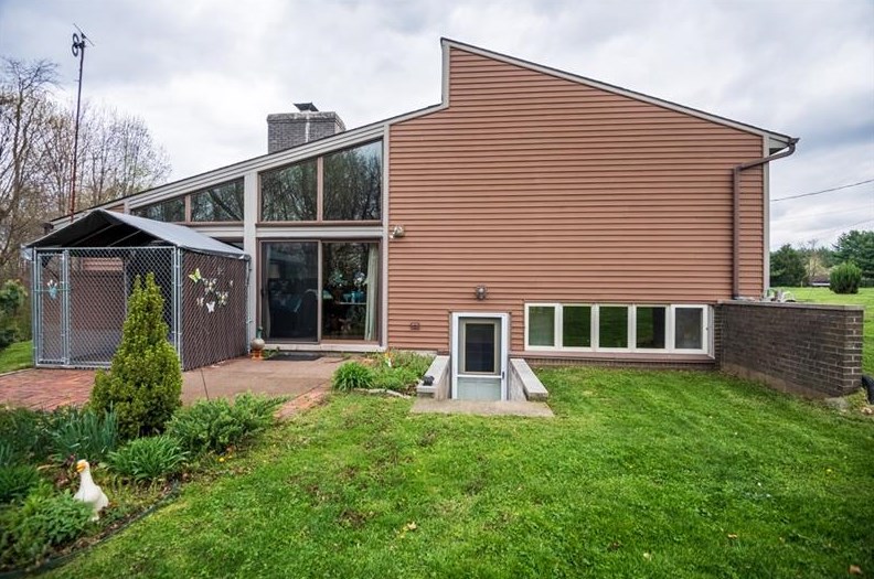 1568 Pulaski Mercer Rd, Mercer, PA 16137-3330