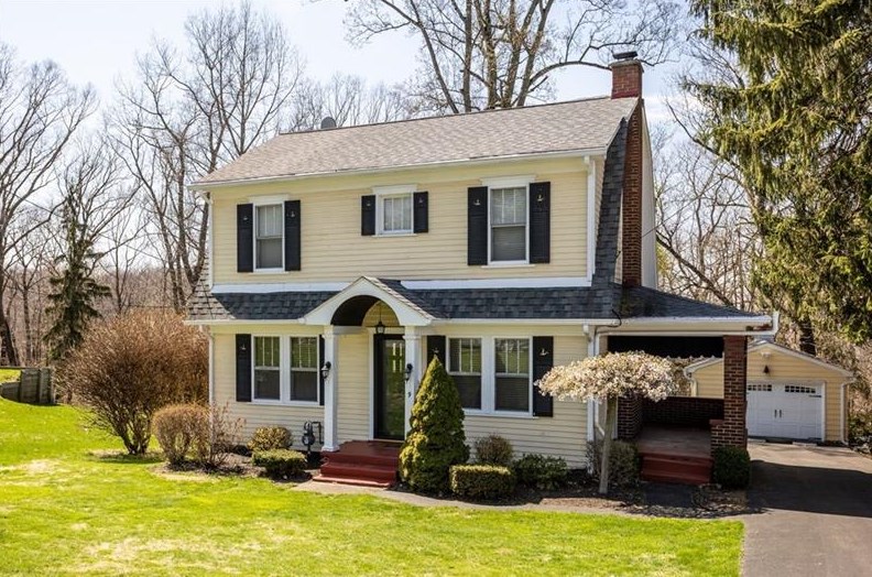 9 Grant Rd, Ellwood City, PA 16117-2852