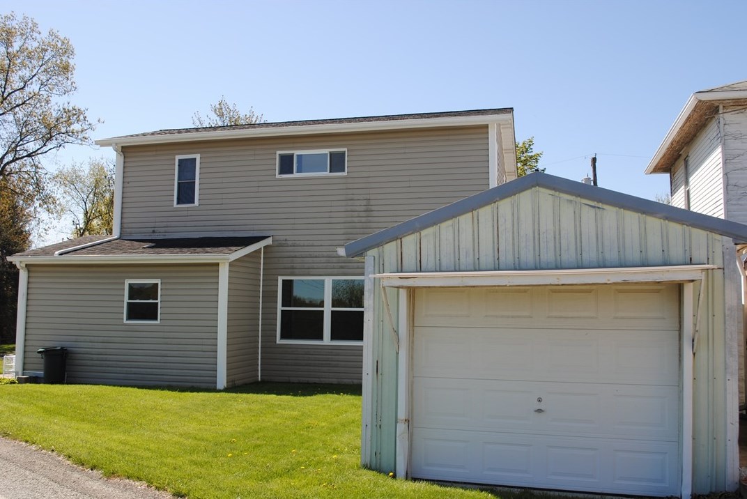 913 Highland Ave, Springdale, PA 15144-1308