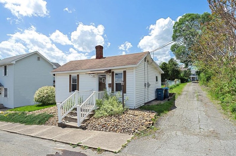 234 Oak St, Mount Pleasant, PA 15666-2418