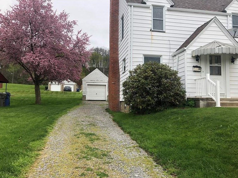 232 Orchard Ave, Ellwood City, PA 16117-1052