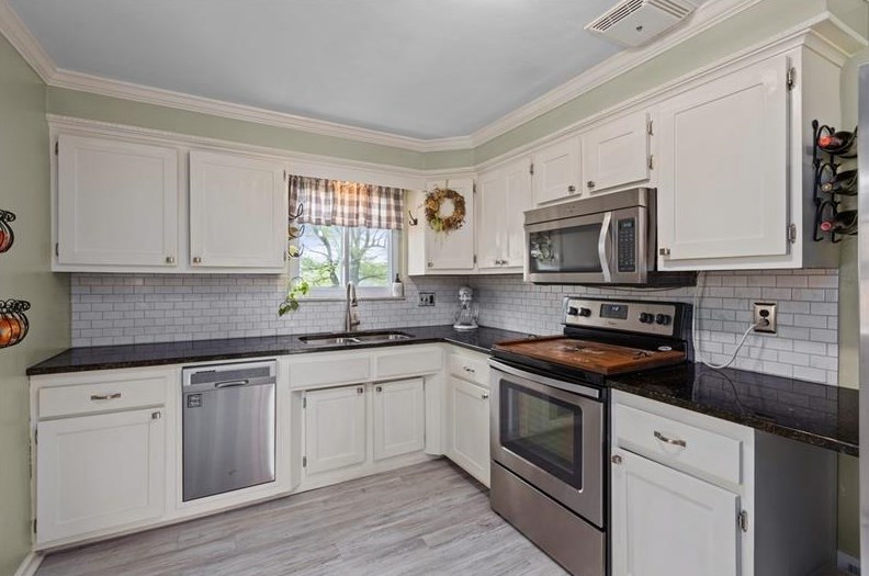 15 Elwyn Ave, Collier Township, PA 15106-1415