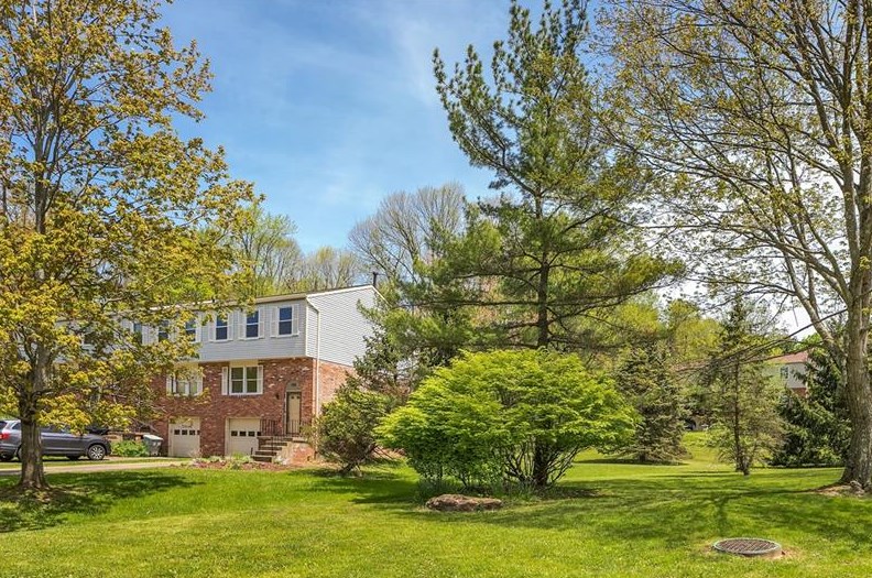 100 Brooke Dr, Venetia, PA 15367-1112